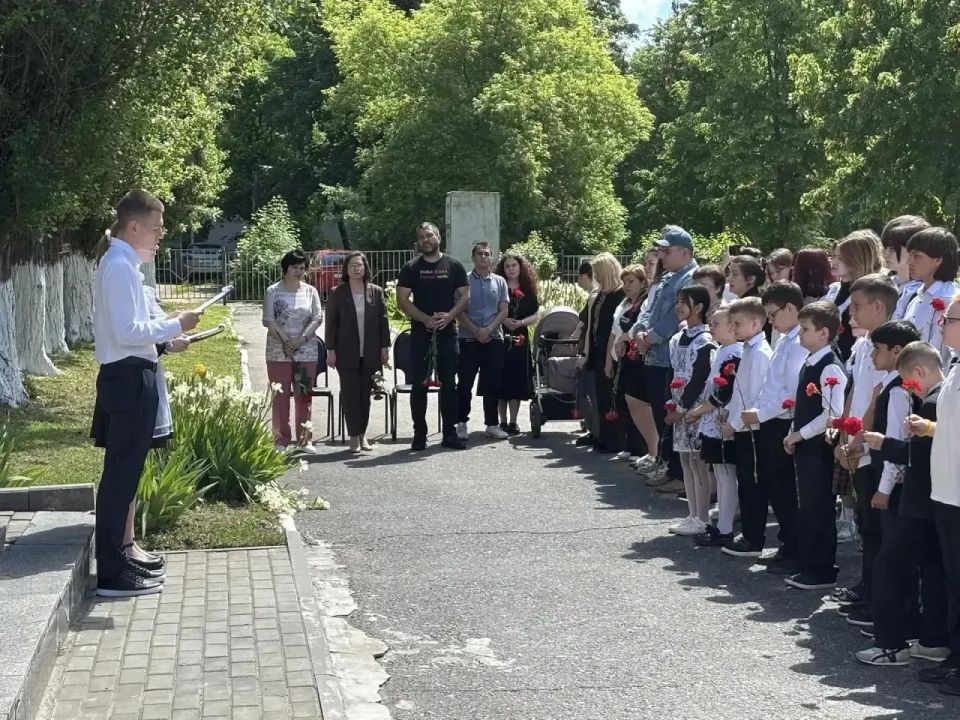 В школе № 39 Курска состоялось открытие мемориальной доски в память о погибшем выпускнике В школе № 39 Курска состоялось открытие мемориальной доски в память о погибшем выпускнике