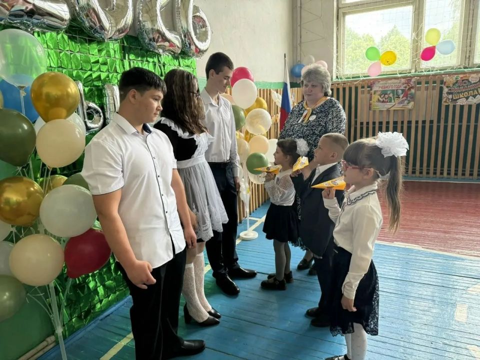 26 мая в МКОУ "Хмелевская ООШ" прозвенел последний звонок для выпускников 9-го класса 26 мая в МКОУ "Хмелевская ООШ" прозвенел последний звонок для выпускников 9-го класса