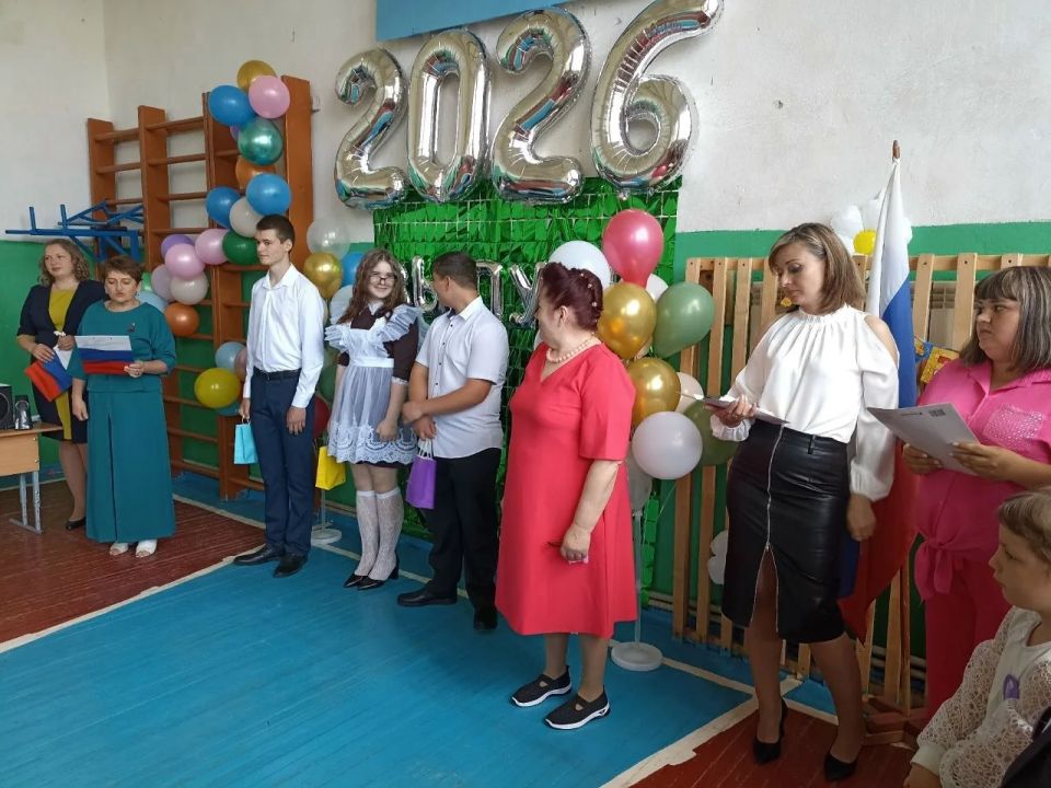 26 мая в МКОУ "Хмелевская ООШ" прозвенел последний звонок для выпускников 9-го класса 26 мая в МКОУ "Хмелевская ООШ" прозвенел последний звонок для выпускников 9-го класса