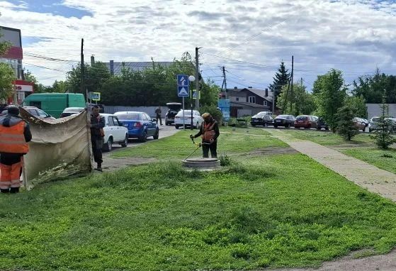 В парках и скверах продолжается активная уборка территорий