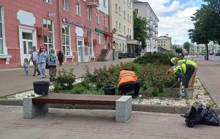 В парках и скверах продолжается активная уборка территорий В парках и скверах продолжается активная уборка территорий