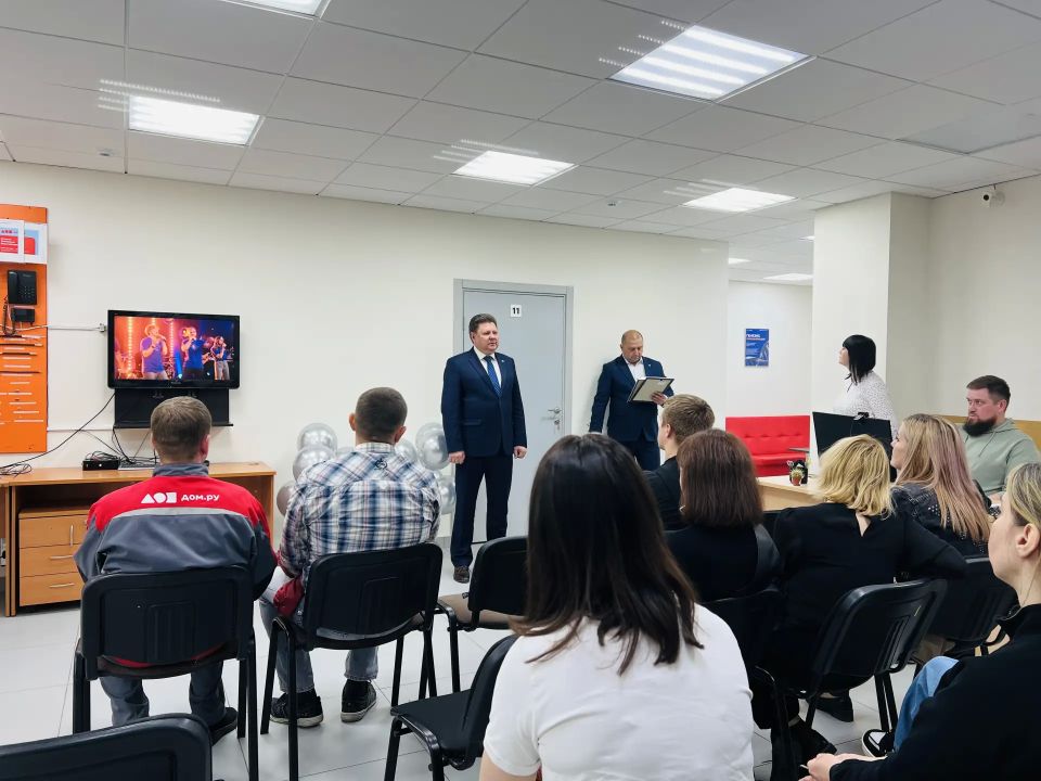 Сегодня министр цифрового развития и связи Курской области Сергей Кожевников и начальник управления связи Николай Абросимов поздравили сотрудников компании АО «ЭР-Телеком Холдинг» с значительными достижениями в области... Сегодня министр цифрового развития и связи Курской области Сергей Кожевников и начальник управления связи Николай Абросимов поздравили сотрудников компании АО «ЭР-Телеком Холдинг» с значительными достижениями в области...