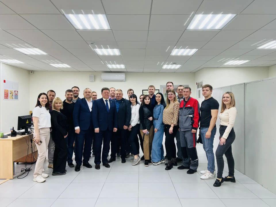 Сегодня министр цифрового развития и связи Курской области Сергей Кожевников и начальник управления связи Николай Абросимов поздравили сотрудников компании АО «ЭР-Телеком Холдинг» с значительными достижениями в области...