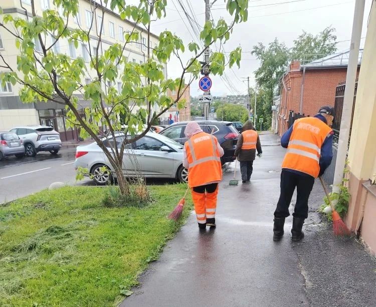 В парках и скверах продолжается активная уборка территорий