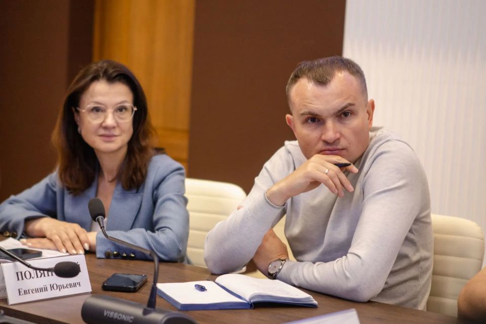 Сегодня вместе с коллегами провел рабочее совещание по вопросу неудовлетворительного качества воды в Железнодорожном округе Сегодня вместе с коллегами провел рабочее совещание по вопросу неудовлетворительного качества воды в Железнодорожном округе