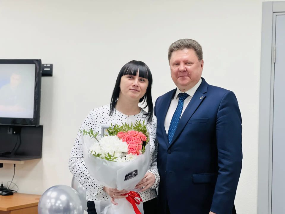 Сегодня министр цифрового развития и связи Курской области Сергей Кожевников и начальник управления связи Николай Абросимов поздравили сотрудников компании АО «ЭР-Телеком Холдинг» с значительными достижениями в области... Сегодня министр цифрового развития и связи Курской области Сергей Кожевников и начальник управления связи Николай Абросимов поздравили сотрудников компании АО «ЭР-Телеком Холдинг» с значительными достижениями в области...