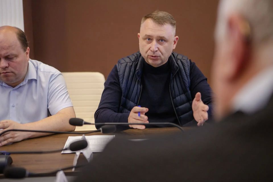 Сегодня вместе с коллегами провел рабочее совещание по вопросу неудовлетворительного качества воды в Железнодорожном округе Сегодня вместе с коллегами провел рабочее совещание по вопросу неудовлетворительного качества воды в Железнодорожном округе