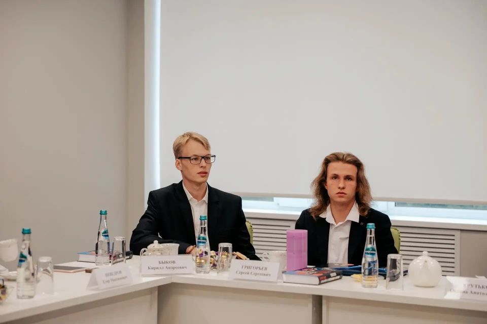 В технопарке «Кванториум» губернатор Курской области Александр Хинштейн встретился с одарёнными юными курянами, которые в этом году стали лучшими на всероссийских олипиадах и победили во всероссийских и международных... В технопарке «Кванториум» губернатор Курской области Александр Хинштейн встретился с одарёнными юными курянами, которые в этом году стали лучшими на всероссийских олипиадах и победили во всероссийских и международных...