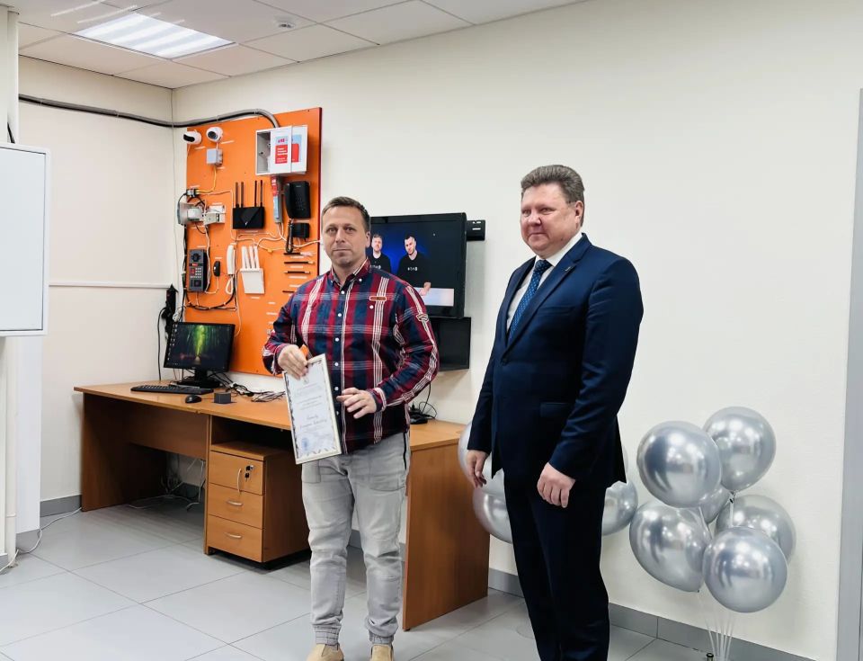 Сегодня министр цифрового развития и связи Курской области Сергей Кожевников и начальник управления связи Николай Абросимов поздравили сотрудников компании АО «ЭР-Телеком Холдинг» с значительными достижениями в области... Сегодня министр цифрового развития и связи Курской области Сергей Кожевников и начальник управления связи Николай Абросимов поздравили сотрудников компании АО «ЭР-Телеком Холдинг» с значительными достижениями в области...