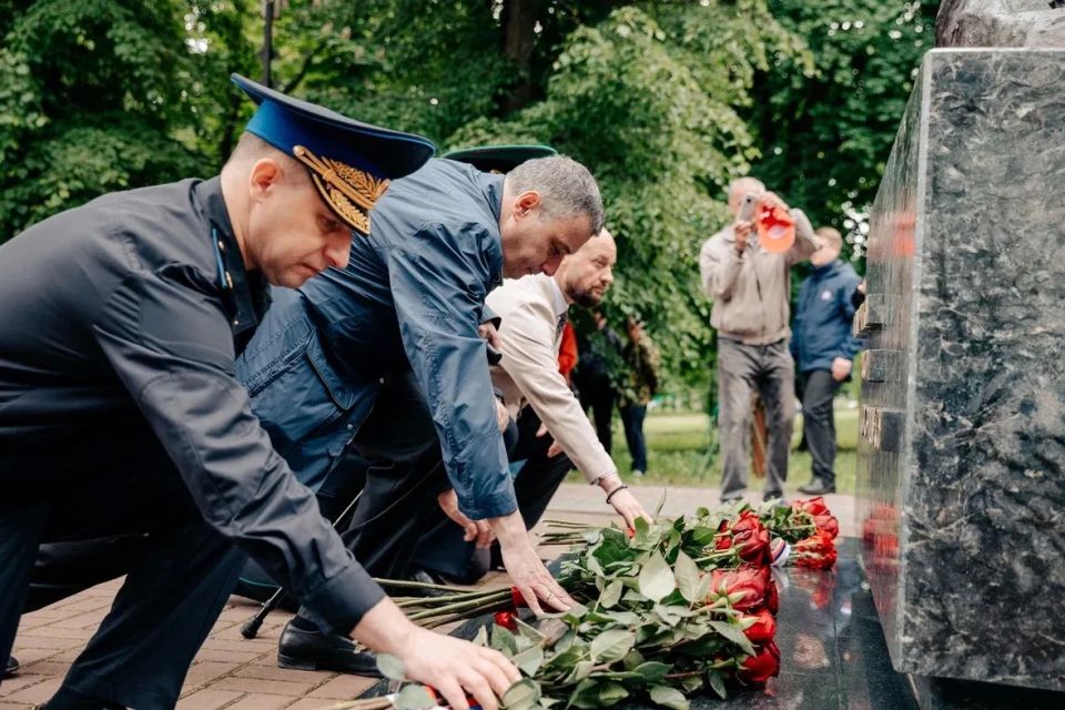 Александр Хинштейн: Сегодня праздник тех, кто стоит на страже рубежей нашей Родины Александр Хинштейн: Сегодня праздник тех, кто стоит на страже рубежей нашей Родины