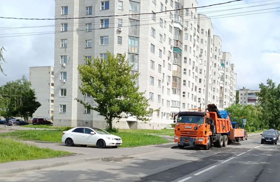 В парках и скверах продолжается активная уборка территорий В парках и скверах продолжается активная уборка территорий