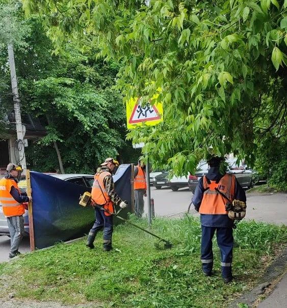 В парках и скверах продолжается активная уборка территорий В парках и скверах продолжается активная уборка территорий