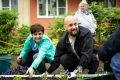 Партийцы и дружные соседи украсили двор цветами и кустарниками