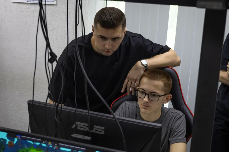 В Юго-Западном университете прошел финал киберспортивного интенсива «Киберспортивные сборы: объединяя поколения» В Юго-Западном университете прошел финал киберспортивного интенсива «Киберспортивные сборы: объединяя поколения»