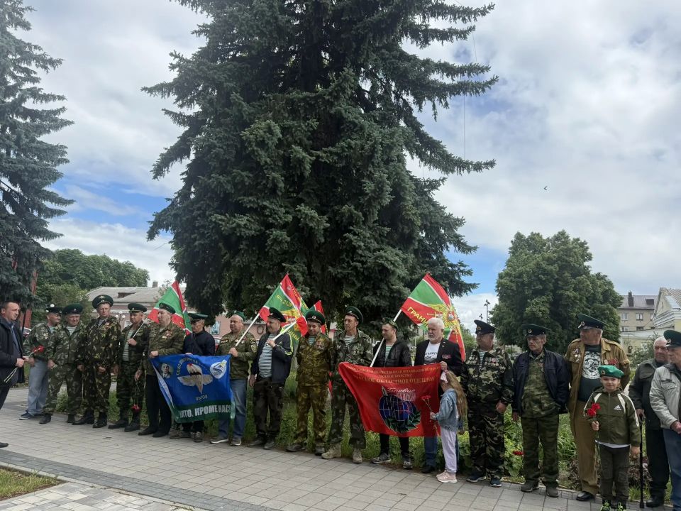 Сегодня в России отмечается День пограничника – праздник тех, кто стоит на страже рубежей нашей Родины Сегодня в России отмечается День пограничника – праздник тех, кто стоит на страже рубежей нашей Родины