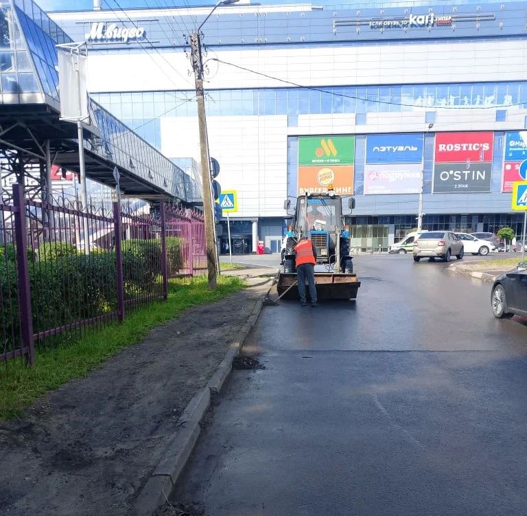 В Курске дорожные службы проводят уборку города В Курске дорожные службы проводят уборку города