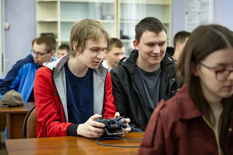 Сегодня большой популярностью у ребят пользуются беспилотные летательные аппараты Сегодня большой популярностью у ребят пользуются беспилотные летательные аппараты