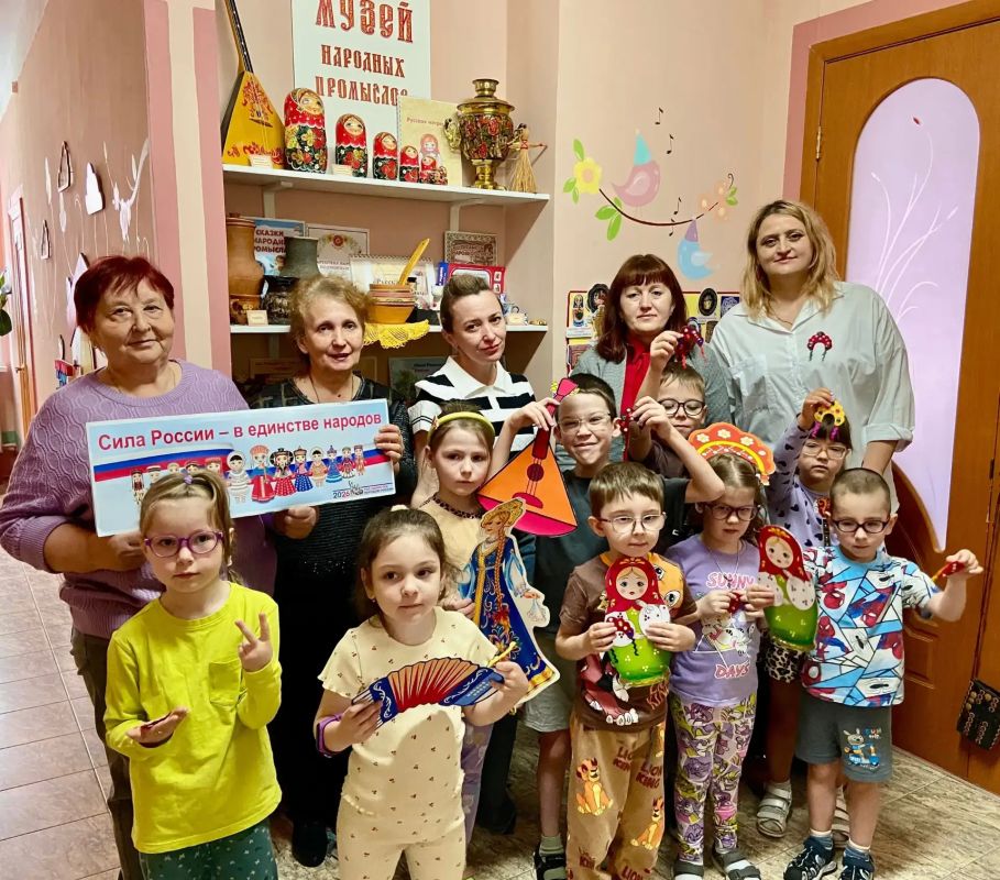 В рамках Года единства народов России сотрудники Культурного центра семейного чтения и досуга им. П.А. Михина провели этно-встречу «Страна единства: народы, традиции, языки» для воспитанников детского сада № 123 Курска