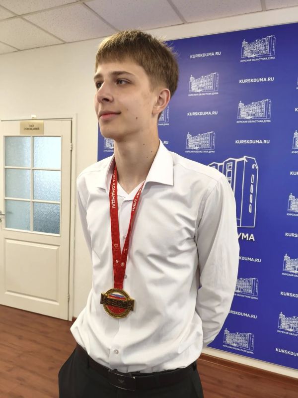 В Курской областной Думе чествовали победителей Всероссийской школьной лиги по баскетболу В Курской областной Думе чествовали победителей Всероссийской школьной лиги по баскетболу