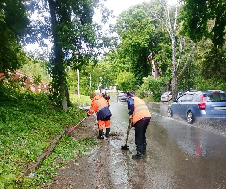 В Курске дорожные службы проводят уборку города В Курске дорожные службы проводят уборку города