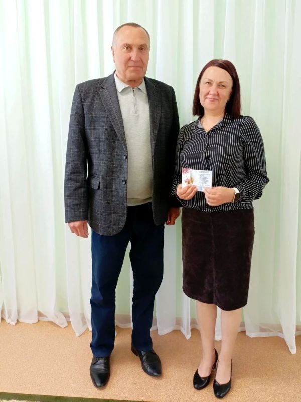 Сегодня глава Черемисиновского района Михаил Николаевич Игнатов вручил золотые знаки отличия Всероссийского физкультурно-спортивного комплекса «Готов к труду и обороне» (ГТО) сотрудникам детского сада «Солнышко» Сегодня глава Черемисиновского района Михаил Николаевич Игнатов вручил золотые знаки отличия Всероссийского физкультурно-спортивного комплекса «Готов к труду и обороне» (ГТО) сотрудникам детского сада «Солнышко»