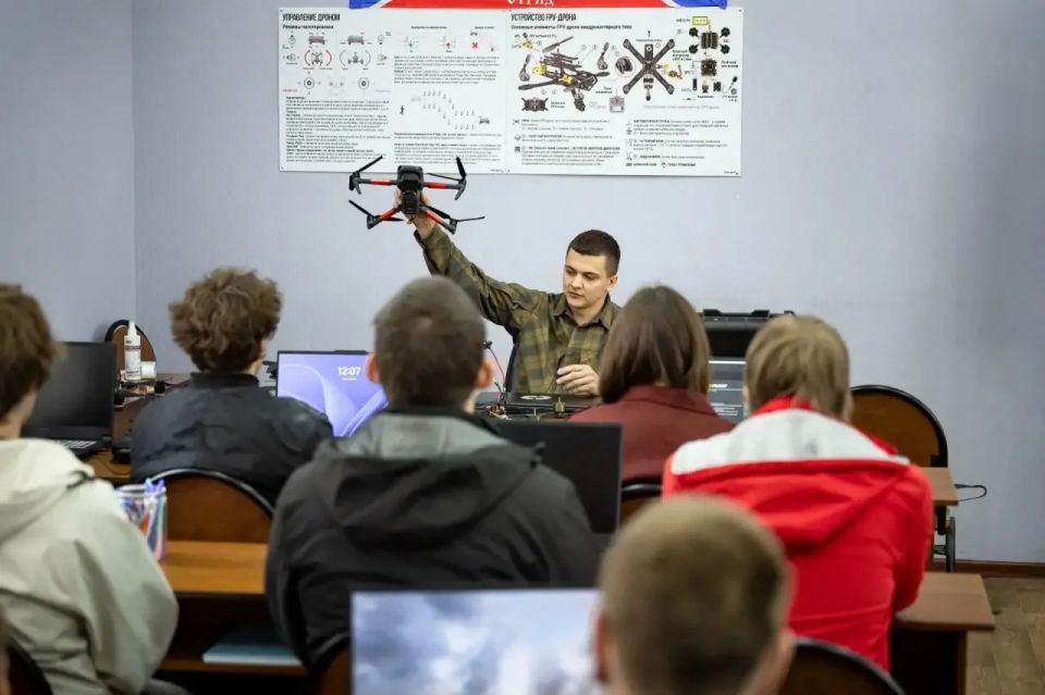 Сегодня большой популярностью у ребят пользуются беспилотные летательные аппараты Сегодня большой популярностью у ребят пользуются беспилотные летательные аппараты