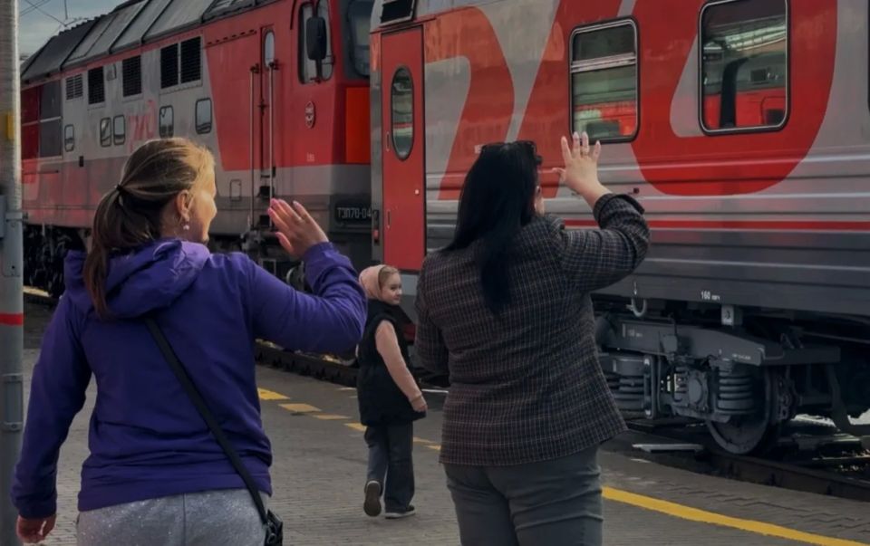 Сегодня рано утром 12 ребят Суджанского района отправились на отдых во Всероссийский детский центр "Орлёнок" Сегодня рано утром 12 ребят Суджанского района отправились на отдых во Всероссийский детский центр "Орлёнок"