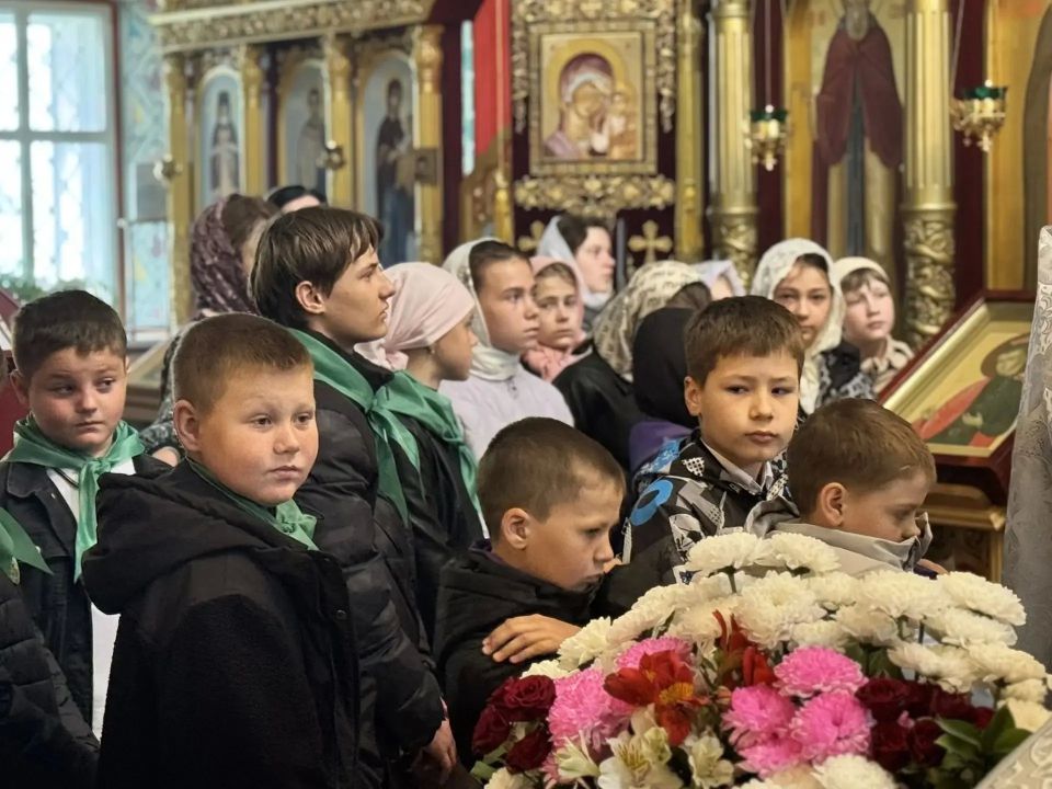 В завершающий день работы православного лагеря в Мантурово торжественное богослужение в Никольском кафедральном соборе возглавил епископ Щигровский и Мантуровский Феогност В завершающий день работы православного лагеря в Мантурово торжественное богослужение в Никольском кафедральном соборе возглавил епископ Щигровский и Мантуровский Феогност
