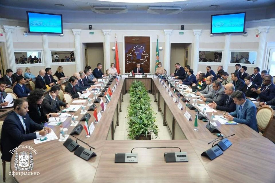 Делегация Курской области под руководством министра экономического развития, занятости населения и туризма Курской области Левона Осипова приняла участие в XX Гомельском экономическом форуме