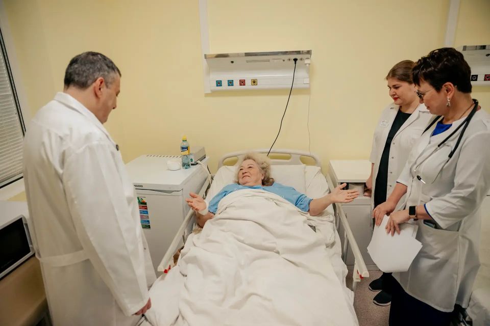 Хинштейн в больнице навестил 17 раненых от атак ВСУ курян Хинштейн в больнице навестил 17 раненых от атак ВСУ курян