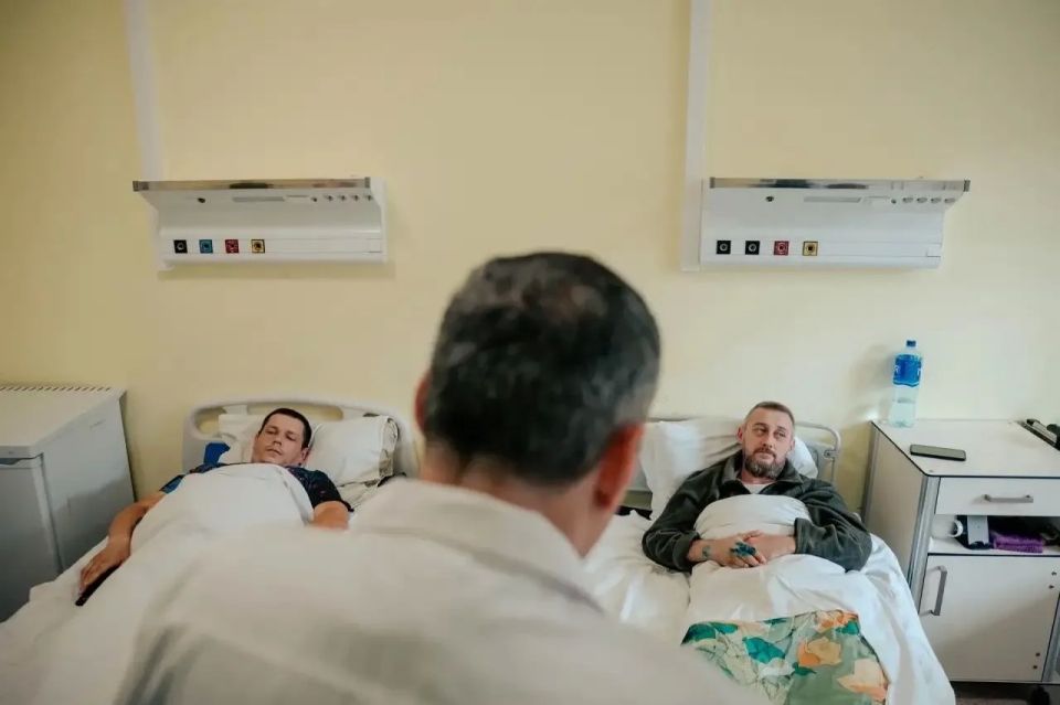 Губернатор Курской области навестил в больнице курян, пострадавших от атак ВСУ в приграничье Губернатор Курской области навестил в больнице курян, пострадавших от атак ВСУ в приграничье