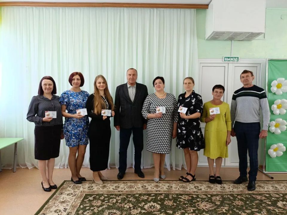 Сегодня глава Черемисиновского района Михаил Николаевич Игнатов вручил золотые знаки отличия Всероссийского физкультурно-спортивного комплекса «Готов к труду и обороне» (ГТО) сотрудникам детского сада «Солнышко» Сегодня глава Черемисиновского района Михаил Николаевич Игнатов вручил золотые знаки отличия Всероссийского физкультурно-спортивного комплекса «Готов к труду и обороне» (ГТО) сотрудникам детского сада «Солнышко»