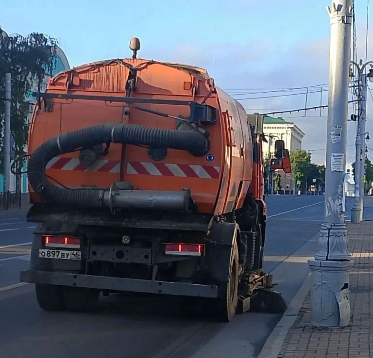 В Курске дорожные службы проводят уборку города В Курске дорожные службы проводят уборку города