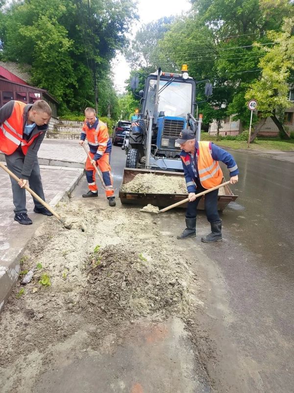 В Курске дорожные службы проводят уборку города В Курске дорожные службы проводят уборку города