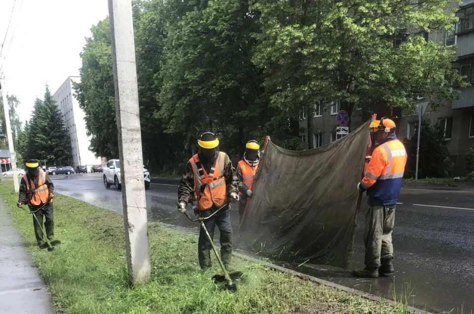 В Курске дорожные службы проводят уборку города