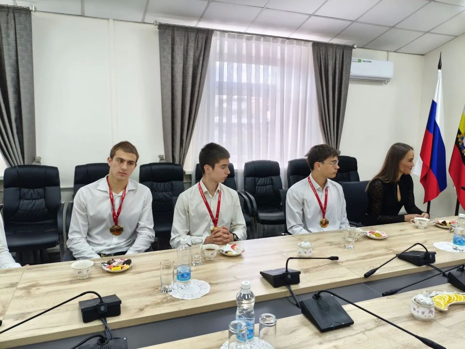 В Курской областной Думе чествовали победителей Всероссийской школьной лиги по баскетболу В Курской областной Думе чествовали победителей Всероссийской школьной лиги по баскетболу
