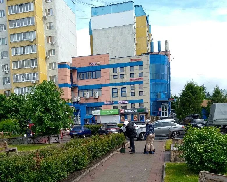 В парках и скверах активно убирают территории В парках и скверах активно убирают территории
