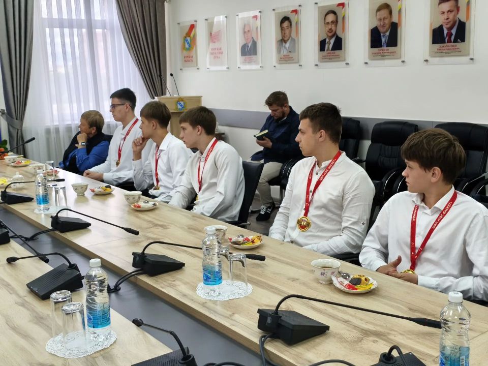 В Курской областной Думе чествовали победителей Всероссийской школьной лиги по баскетболу В Курской областной Думе чествовали победителей Всероссийской школьной лиги по баскетболу