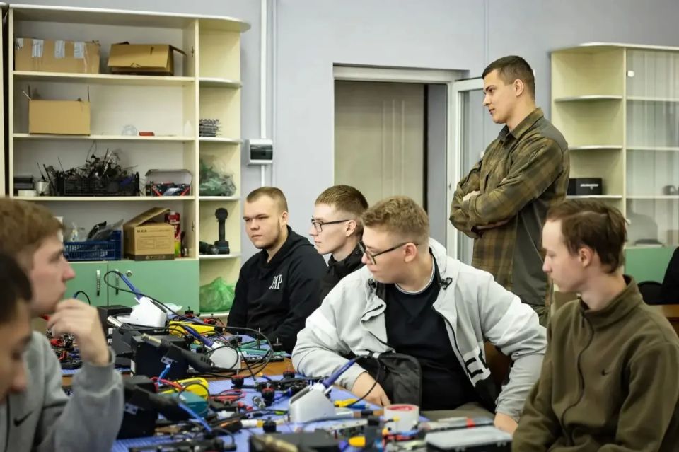 Сегодня большой популярностью у ребят пользуются беспилотные летательные аппараты Сегодня большой популярностью у ребят пользуются беспилотные летательные аппараты