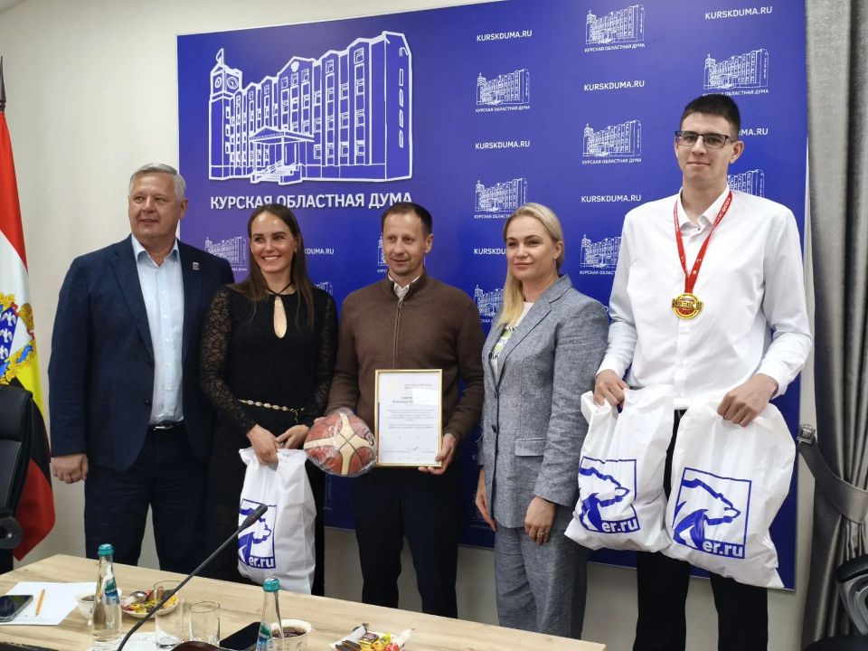 В Курской областной Думе чествовали победителей Всероссийской школьной лиги по баскетболу
