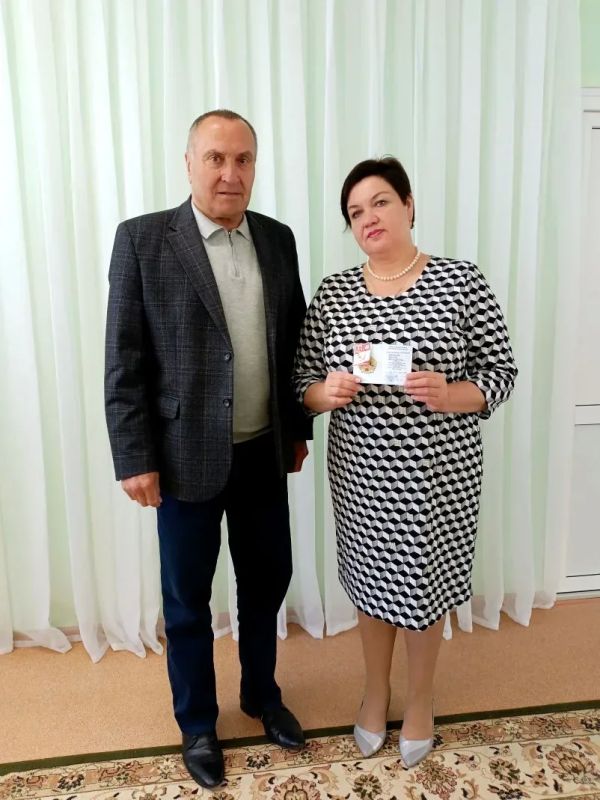 Сегодня глава Черемисиновского района Михаил Николаевич Игнатов вручил золотые знаки отличия Всероссийского физкультурно-спортивного комплекса «Готов к труду и обороне» (ГТО) сотрудникам детского сада «Солнышко» Сегодня глава Черемисиновского района Михаил Николаевич Игнатов вручил золотые знаки отличия Всероссийского физкультурно-спортивного комплекса «Готов к труду и обороне» (ГТО) сотрудникам детского сада «Солнышко»