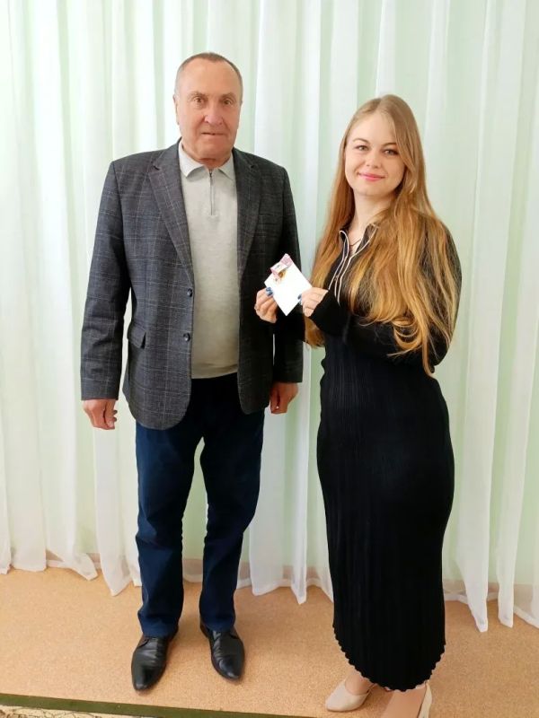 Сегодня глава Черемисиновского района Михаил Николаевич Игнатов вручил золотые знаки отличия Всероссийского физкультурно-спортивного комплекса «Готов к труду и обороне» (ГТО) сотрудникам детского сада «Солнышко» Сегодня глава Черемисиновского района Михаил Николаевич Игнатов вручил золотые знаки отличия Всероссийского физкультурно-спортивного комплекса «Готов к труду и обороне» (ГТО) сотрудникам детского сада «Солнышко»
