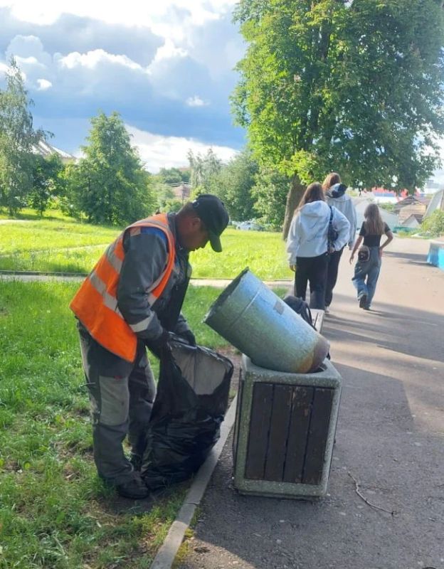 В парках и скверах активно убирают территории В парках и скверах активно убирают территории