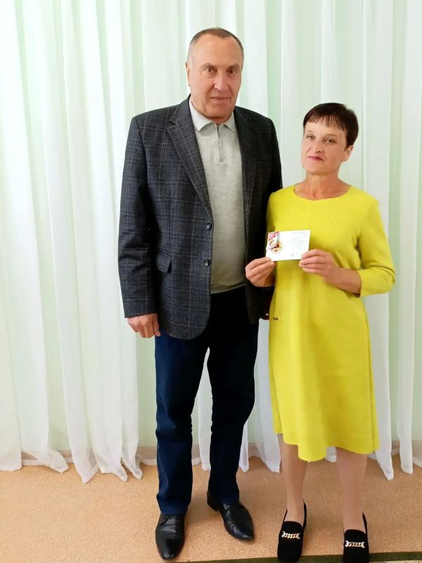 Сегодня глава Черемисиновского района Михаил Николаевич Игнатов вручил золотые знаки отличия Всероссийского физкультурно-спортивного комплекса «Готов к труду и обороне» (ГТО) сотрудникам детского сада «Солнышко» Сегодня глава Черемисиновского района Михаил Николаевич Игнатов вручил золотые знаки отличия Всероссийского физкультурно-спортивного комплекса «Готов к труду и обороне» (ГТО) сотрудникам детского сада «Солнышко»