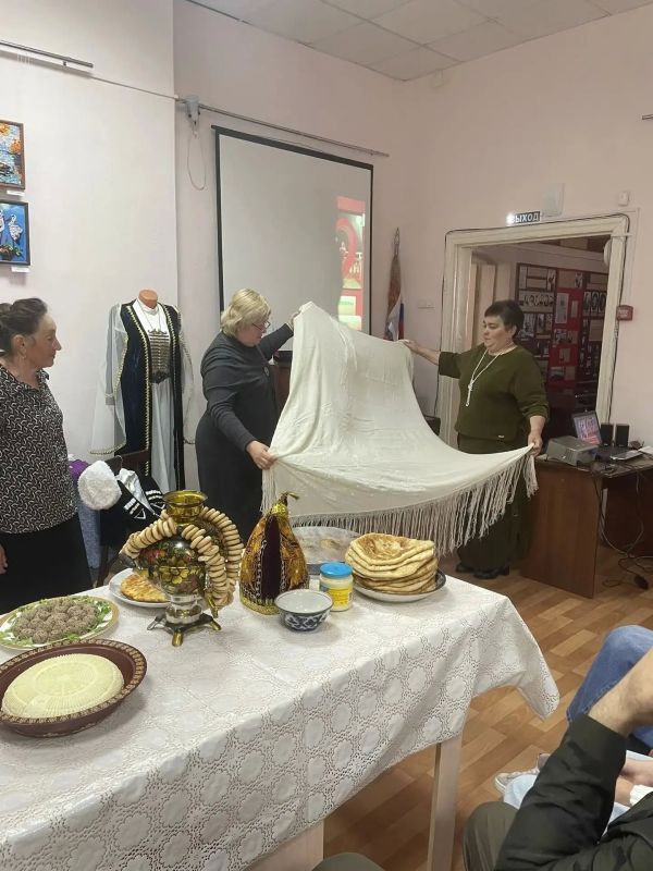 В год единства народов России в Дмитриевском краеведческом музее состоялась встреча «Вкус традиций В год единства народов России в Дмитриевском краеведческом музее состоялась встреча «Вкус традиций