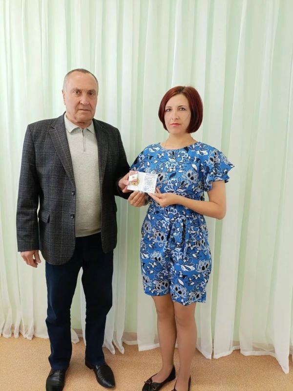 Михаил Игнатов: Сегодня посетил детский сад «Солнышко», чтобы вручить золотые знаки «Готов к труду и обороне» (ГТО) директору и сотрудникам Михаил Игнатов: Сегодня посетил детский сад «Солнышко», чтобы вручить золотые знаки «Готов к труду и обороне» (ГТО) директору и сотрудникам
