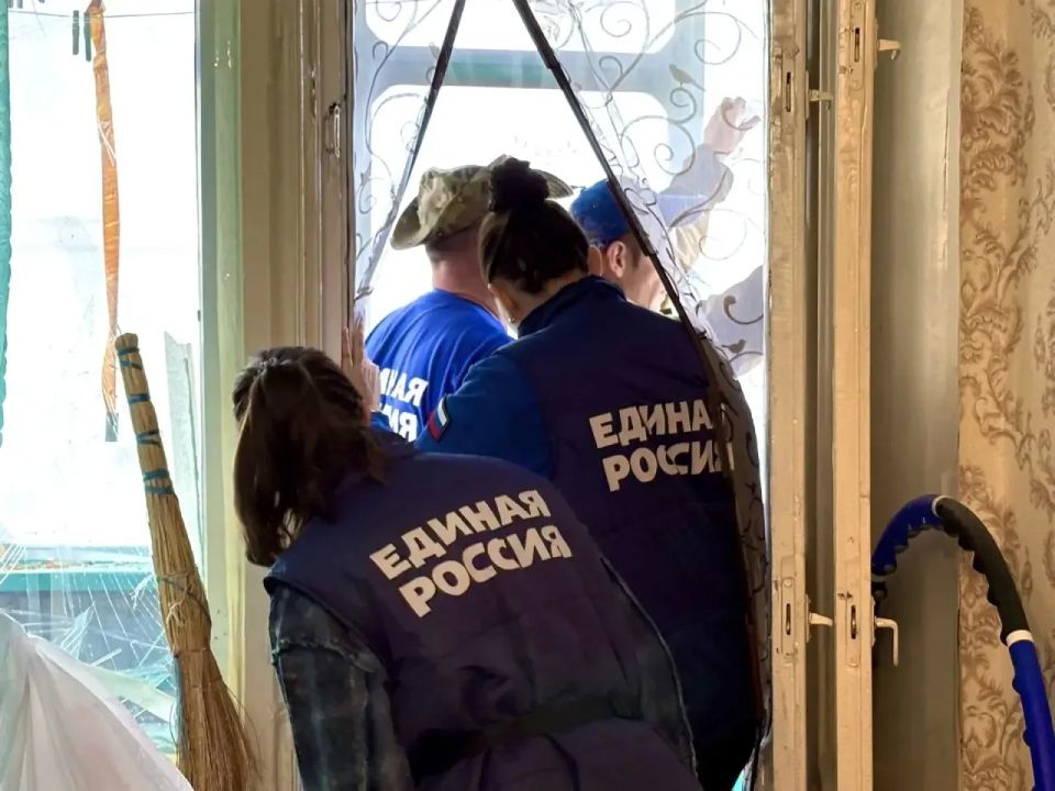 Игорь Кастюкевич: Курская область. Волонтеры Единой России лагеря «Курский рубеж» помогают устранить последствия атаки по Рыльску в Курской области Игорь Кастюкевич: Курская область. Волонтеры Единой России лагеря «Курский рубеж» помогают устранить последствия атаки по Рыльску в Курской области
