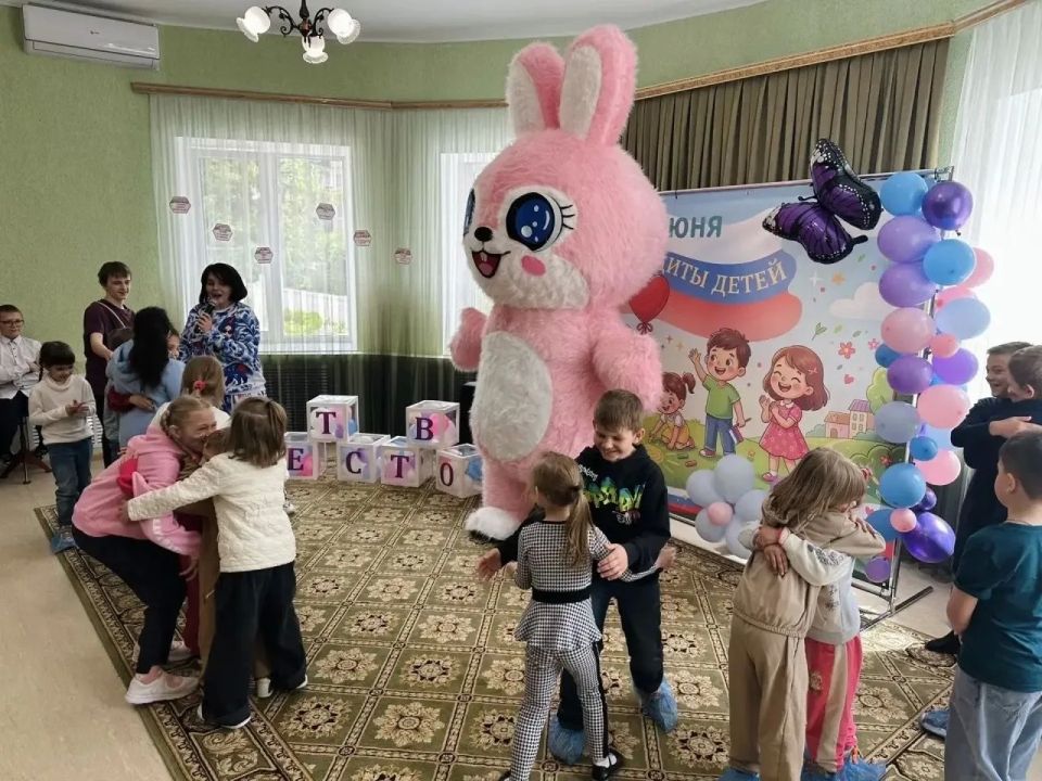 В преддверии Дня защиты детей в курском центре соцпомощи «Возрождение» прошло яркое праздничное мероприятие для детей и взрослых В преддверии Дня защиты детей в курском центре соцпомощи «Возрождение» прошло яркое праздничное мероприятие для детей и взрослых