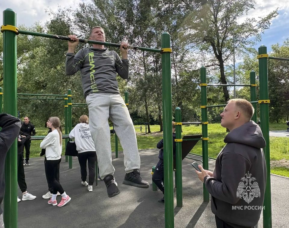 Быстрее, выше, сильнее: спасатели МЧС России сдали нормативы Быстрее, выше, сильнее: спасатели МЧС России сдали нормативы