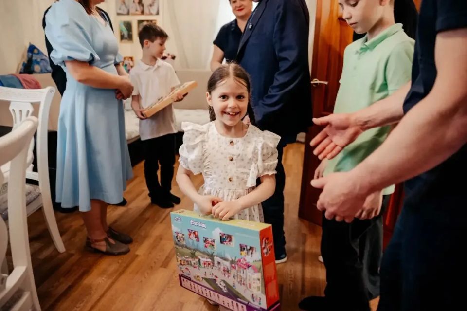Александр Хинштейн встретился с многодетной семьей в канун Международного дня защиты детей Александр Хинштейн встретился с многодетной семьей в канун Международного дня защиты детей